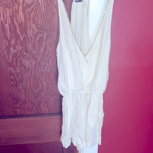 Sleeveless White Romper - Picture 4 of 5